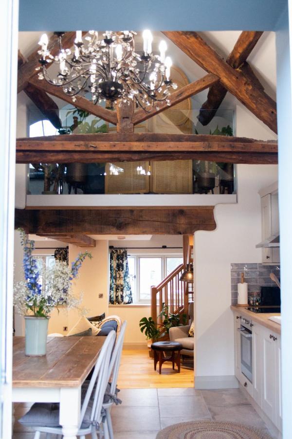 Вилла The Forge - Beautiful Contemporary Barn - Hot Tub Бриджнорс Экстерьер фото