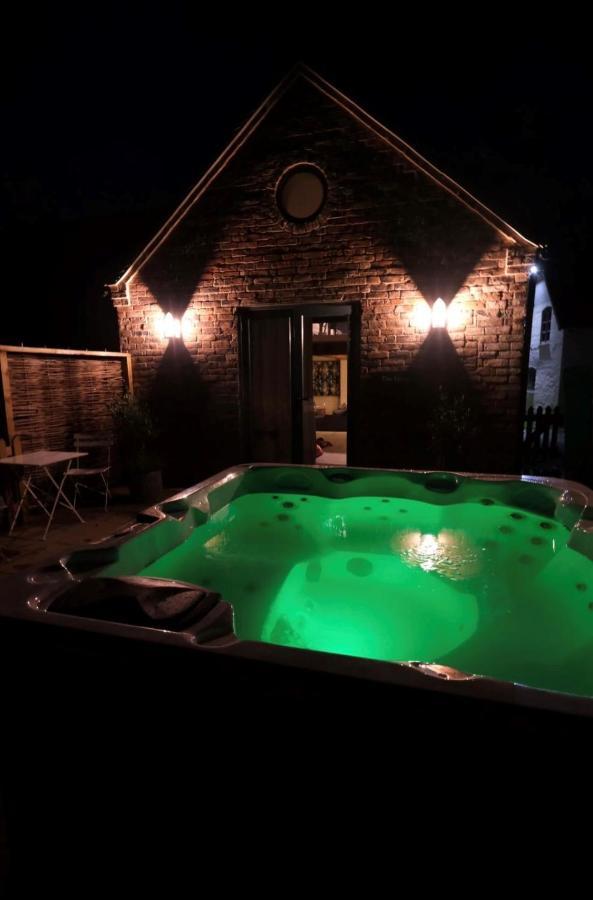Вилла The Forge - Beautiful Contemporary Barn - Hot Tub Бриджнорс Экстерьер фото