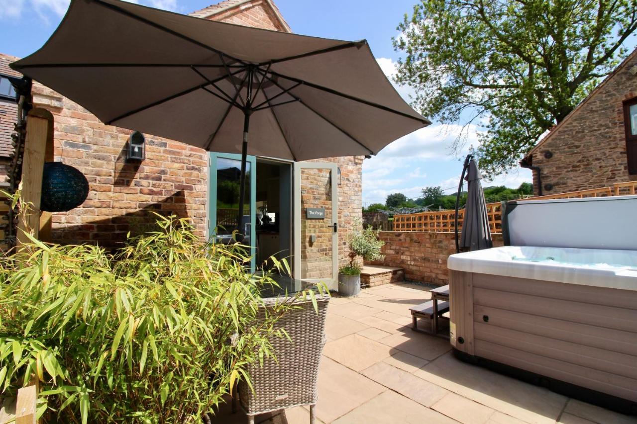 Вилла The Forge - Beautiful Contemporary Barn - Hot Tub Бриджнорс Экстерьер фото