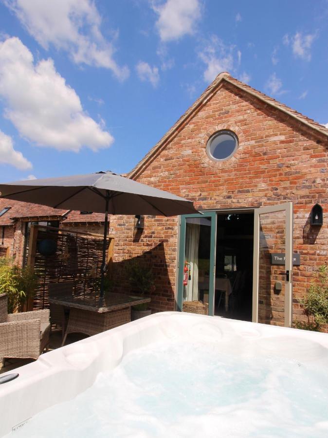 Вилла The Forge - Beautiful Contemporary Barn - Hot Tub Бриджнорс Экстерьер фото